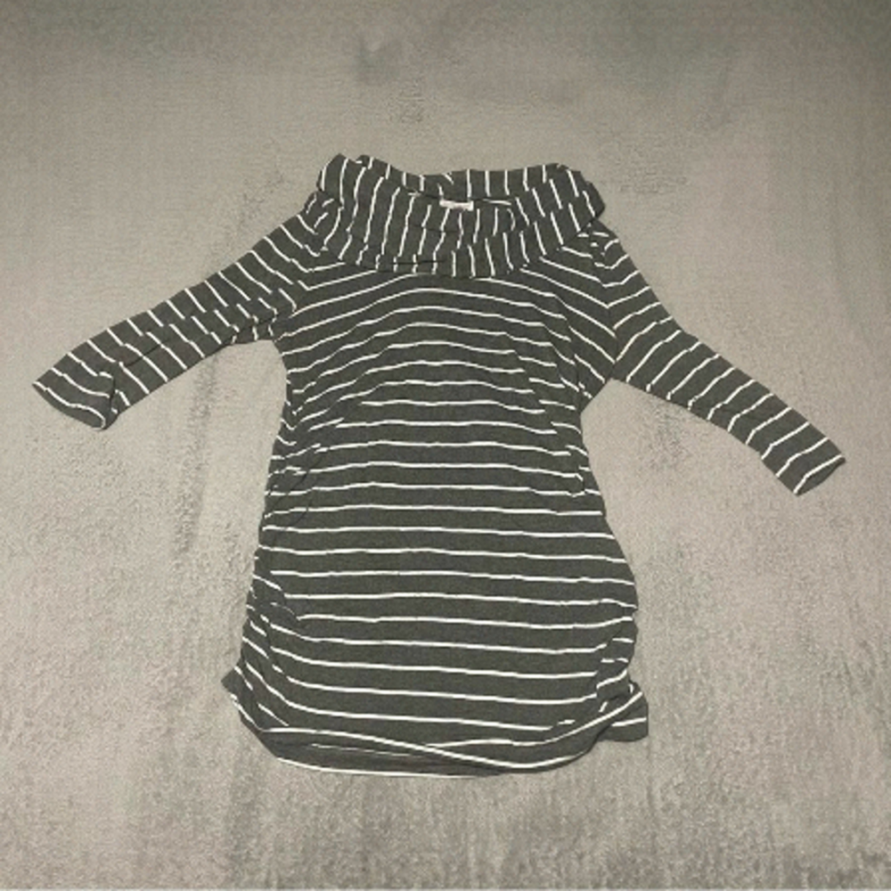 A Pea in the Pod cowl neck 3/4 sleeve tunic with ruched sides size medium